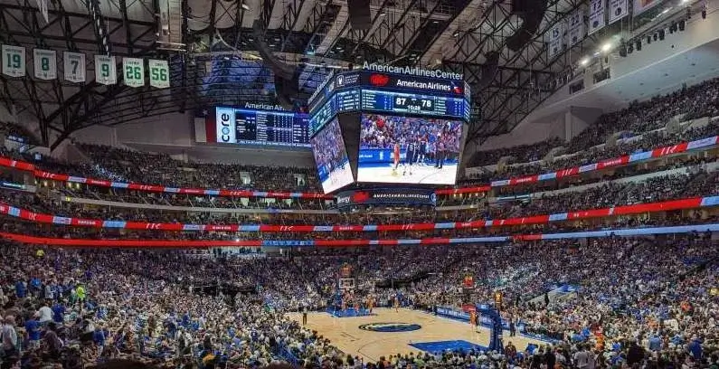 Momento del partido de Dallas Mavericks en el American Airlines Center