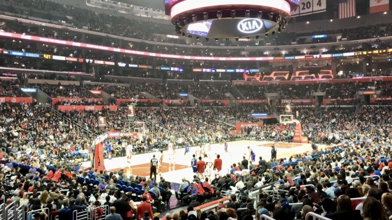 Panoramica de un partido entre Los Angeles Clippers y Miami Heat en Los Angeles