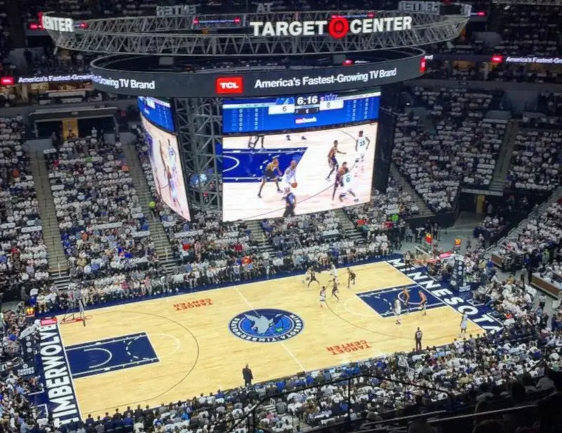 viendo un partido de los Minnesota Timberwolves