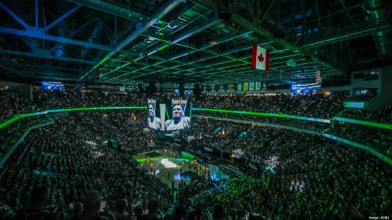 ambiente de partido de los Milwaukee Bucks NBA